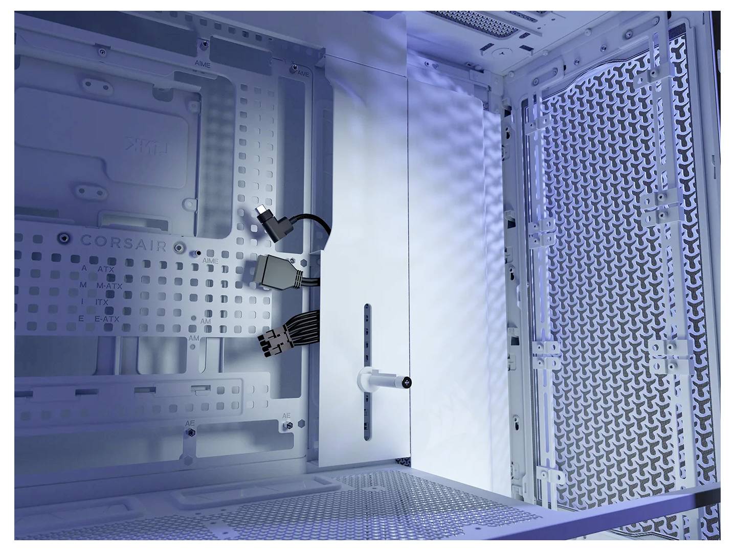 Innenansicht eines Computergehäuses mit sichtbaren Kabeln und Mesh-Seitenpanels, die Raum für zusätzliche Komponenten und Luftstromdesign zeigen.