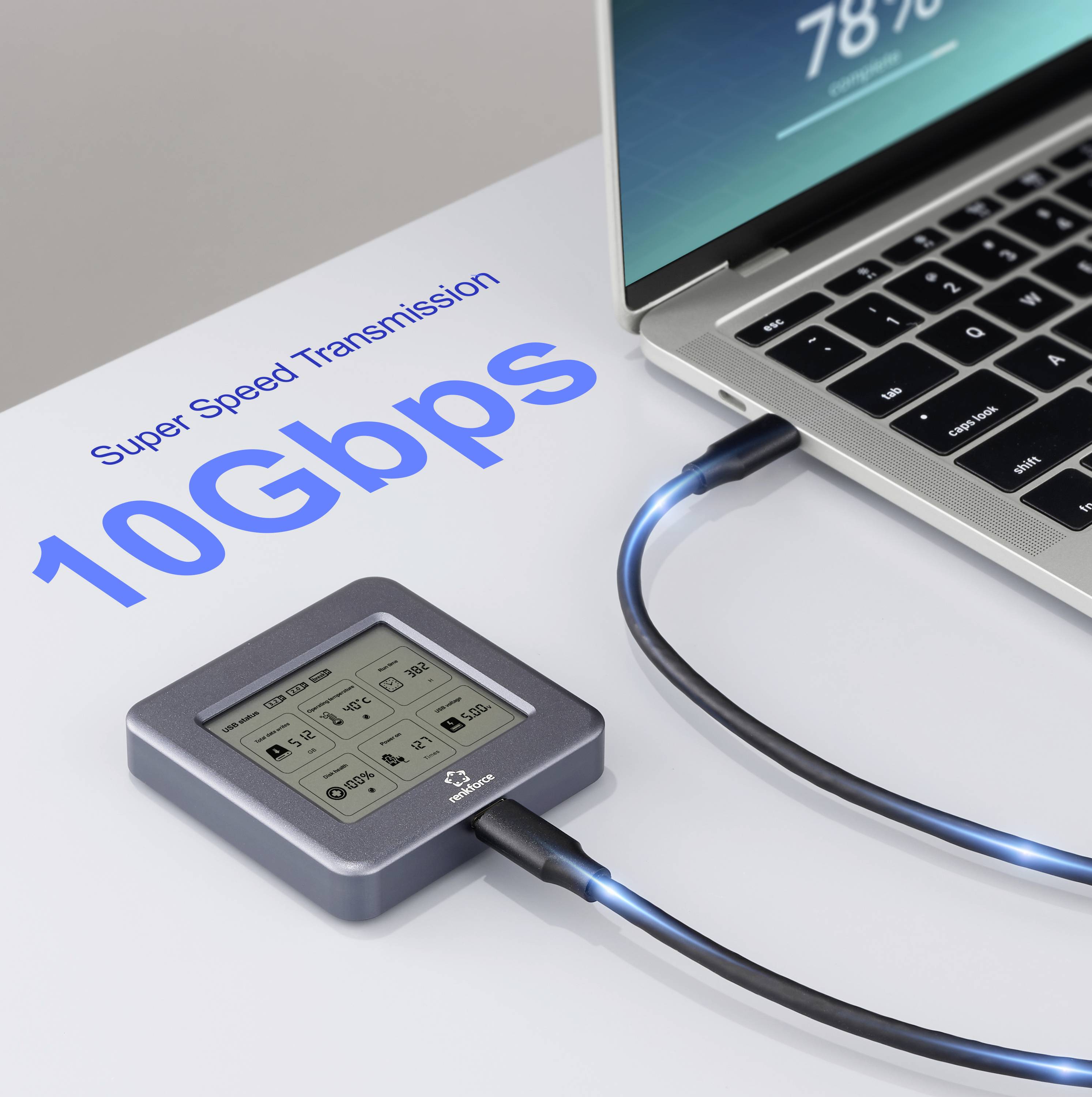 Ein Laptop, der über ein leuchtendes Kabel mit einem Gerät verbunden ist. Das Gerät zeigt Übertragungsdaten an. Text lautet: 