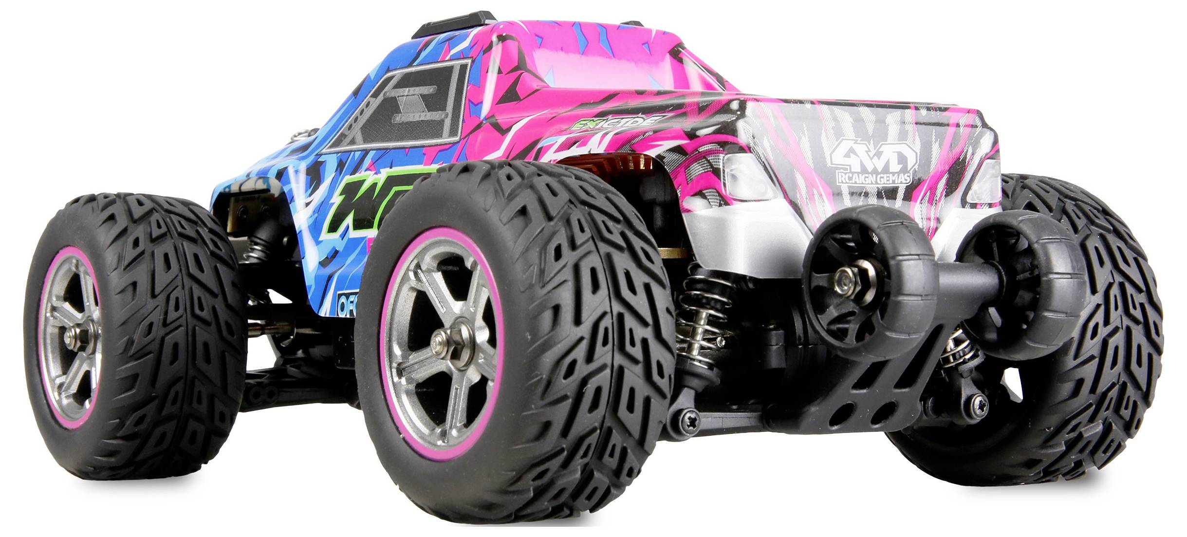 Ein ferngesteuertes Auto mit großen Reifen und bunter Lackierung bewegt sich auf einer Oberfläche. Es hat Details in Pink und Blau.