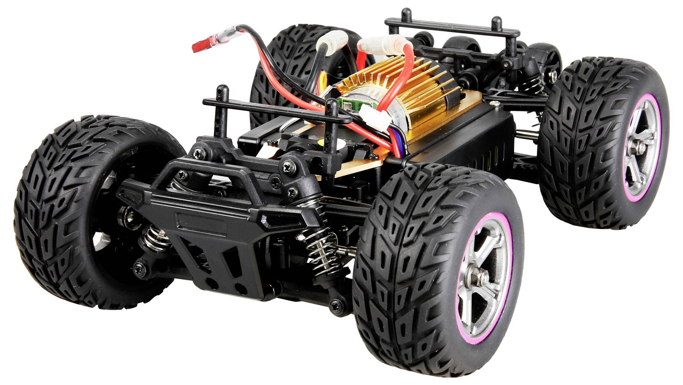 Ferngesteuertes Auto mit großen Geländereifen und sichtbaren elektrischen Komponenten auf dem Chassis, schwarz-goldenes Design.