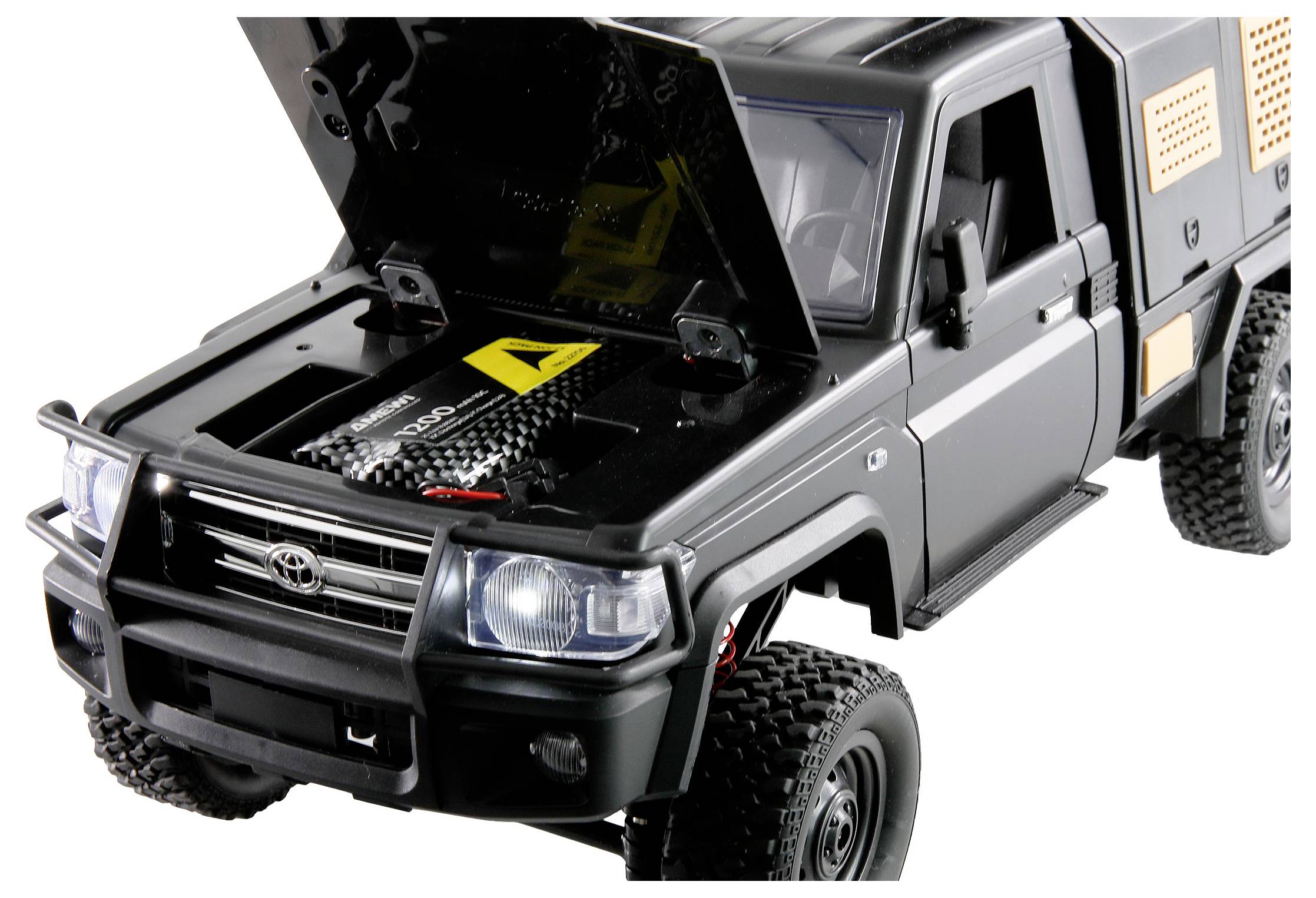 Ein schwarzes Modellauto mit geöffnetem Motorraum. Türen und Motorhaube sind offen, Details des Innenraums und Motors sind sichtbar.