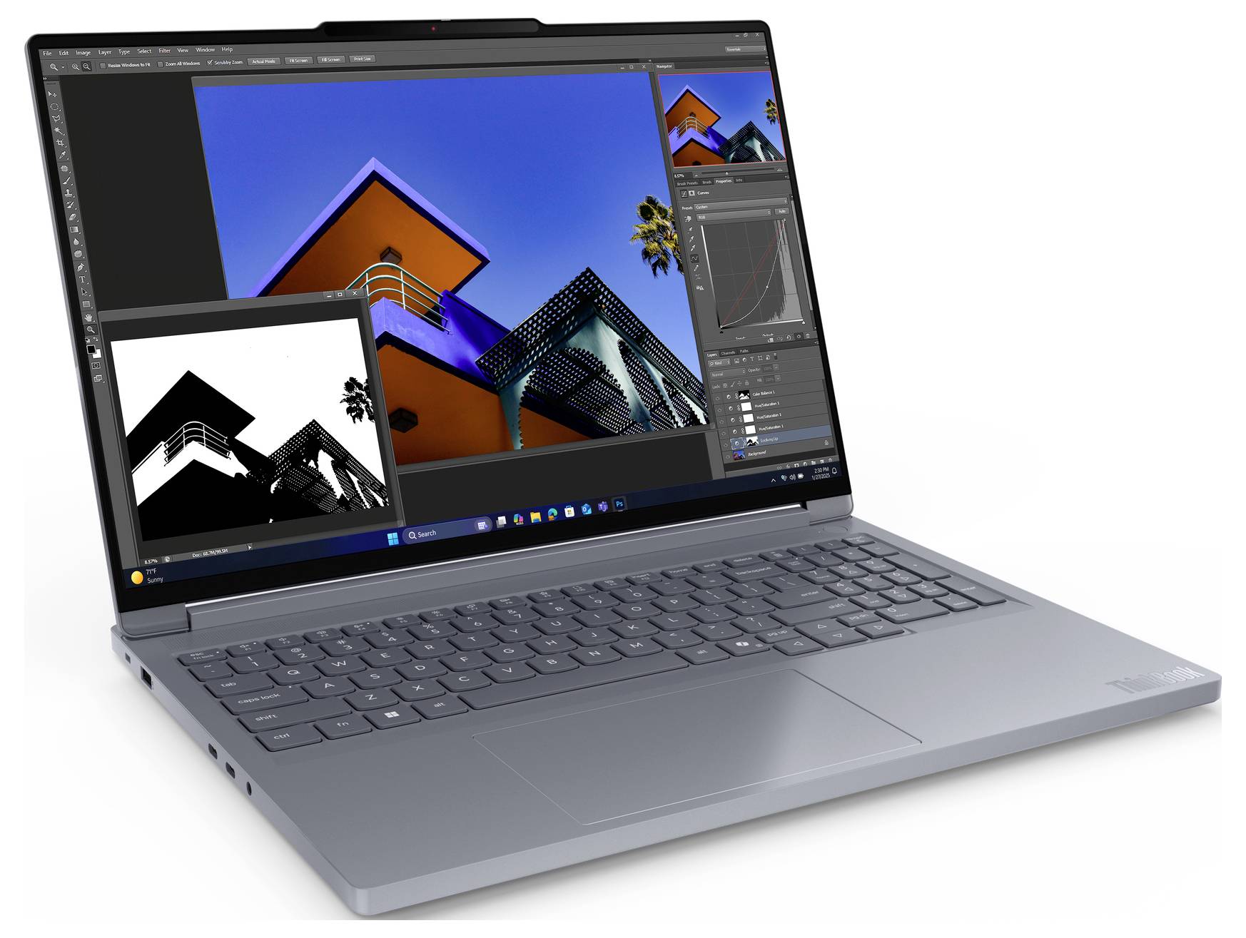 Ein Laptop, der Bildbearbeitungssoftware mit einem lebhaften Gebäudefoto anzeigt. Die Benutzeroberfläche zeigt ein Histogramm und Bearbeitungstools an der Seite.