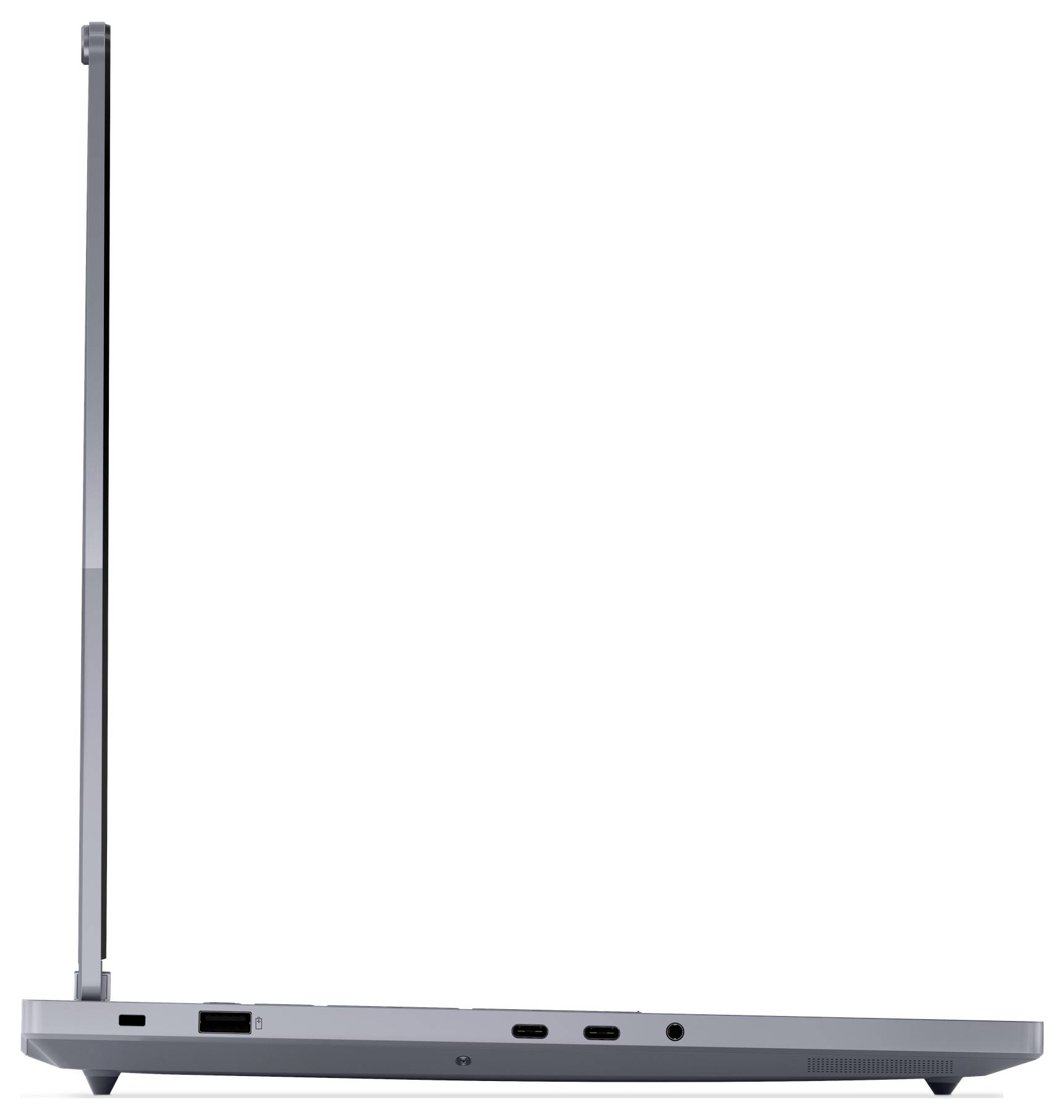 Seitenansicht eines geöffneten silbernen Laptops, der Anschlüsse und Lüftungsschlitze zeigt, mit einem schlanken Profildesign.
