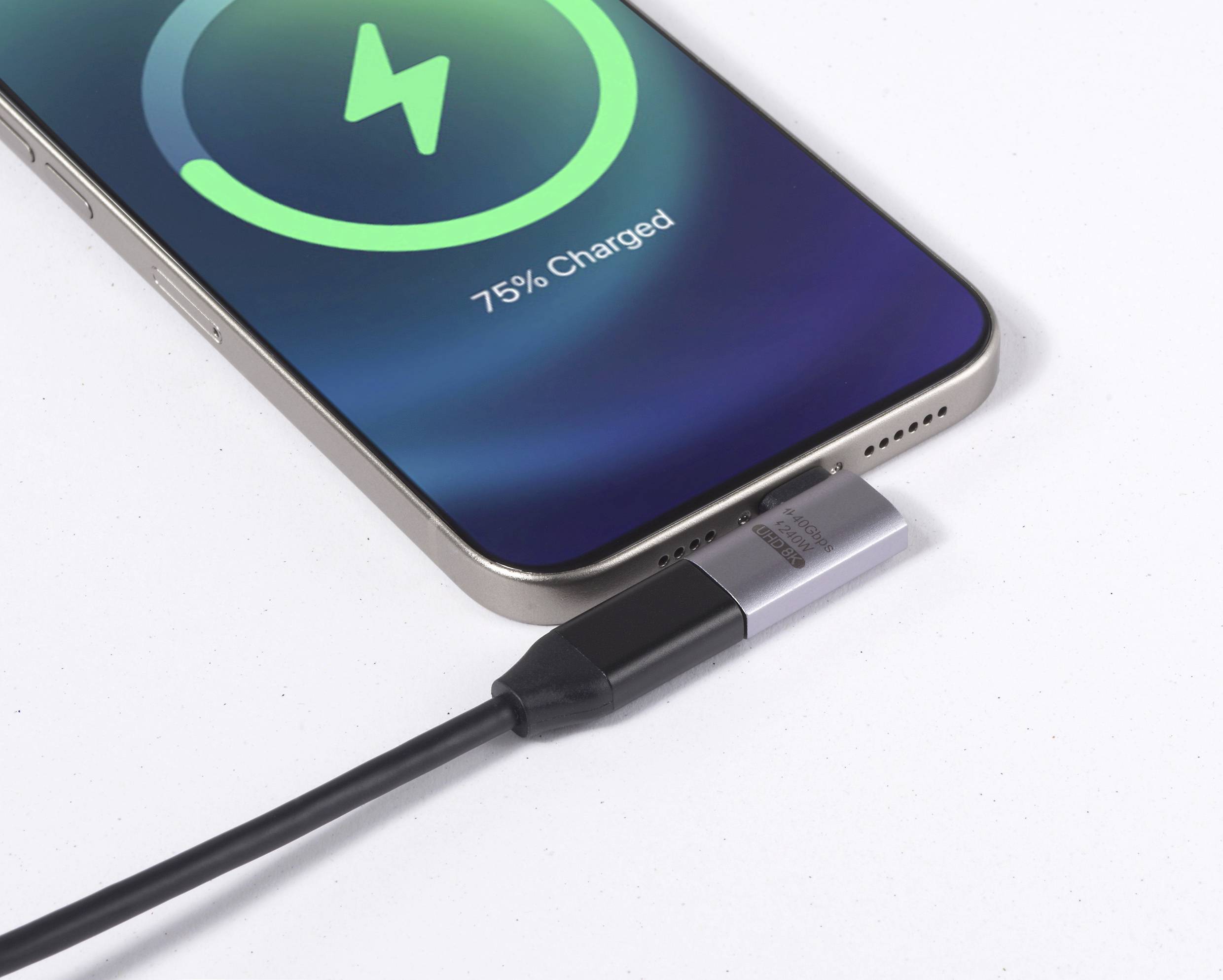 Ein Smartphone, das '75% geladen' mit einem grünen Ladensymbol anzeigt und an ein Ladekabel angeschlossen ist.