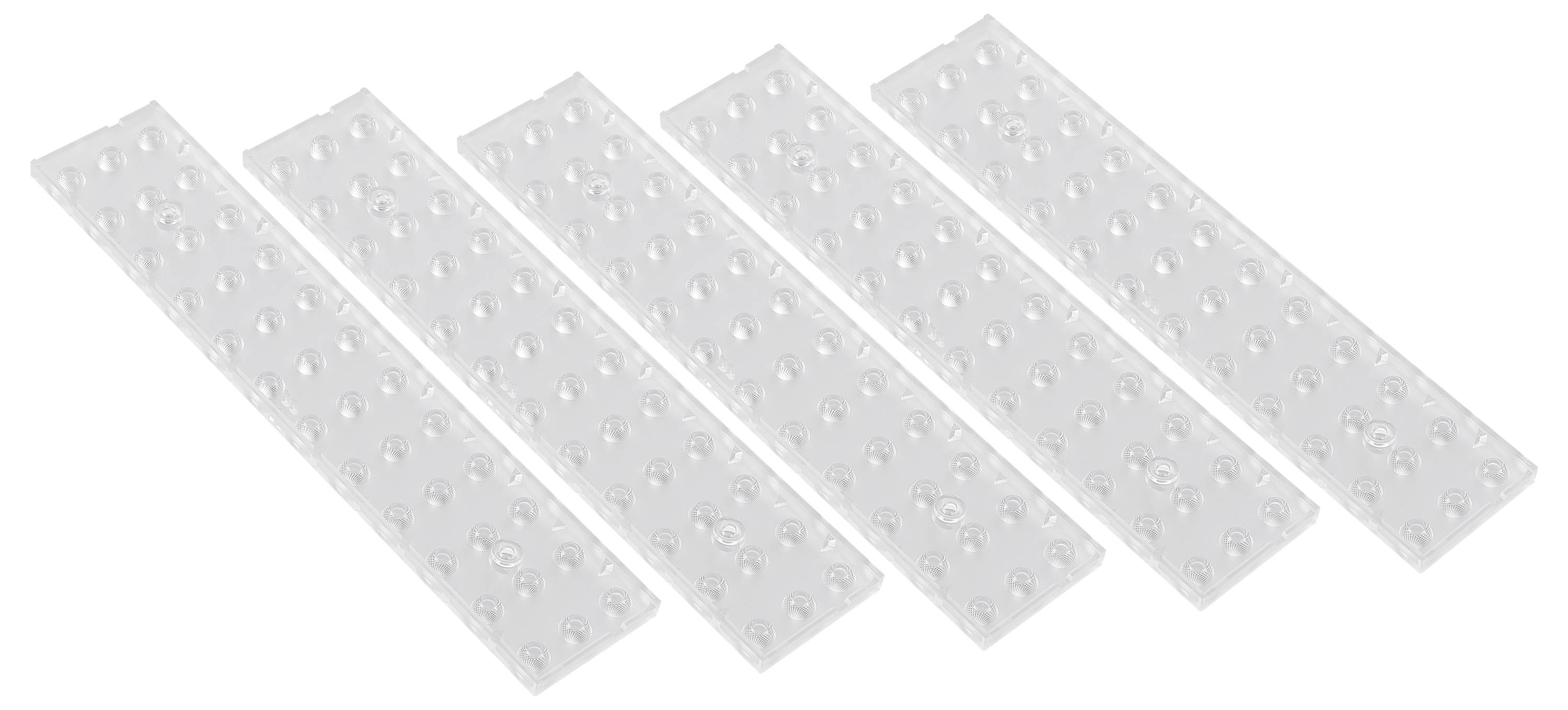 Fünf weiße, rechteckige Strips mit Löchern liegen nebeneinander in einer diagonalen Reihe.