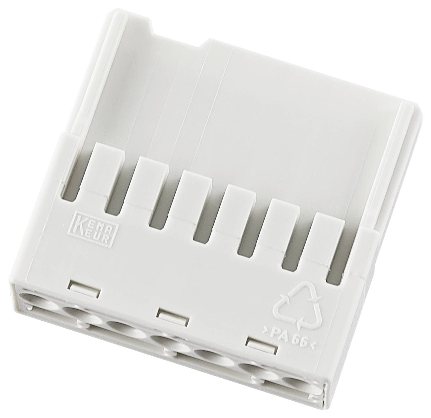 Ein weißer Kunststoffstecker mit mehreren Anschlussklemmen, geeignet für elektrisches Verkabeln, zeigt ein Recycling-Symbol und 'KEMA KEUR'.