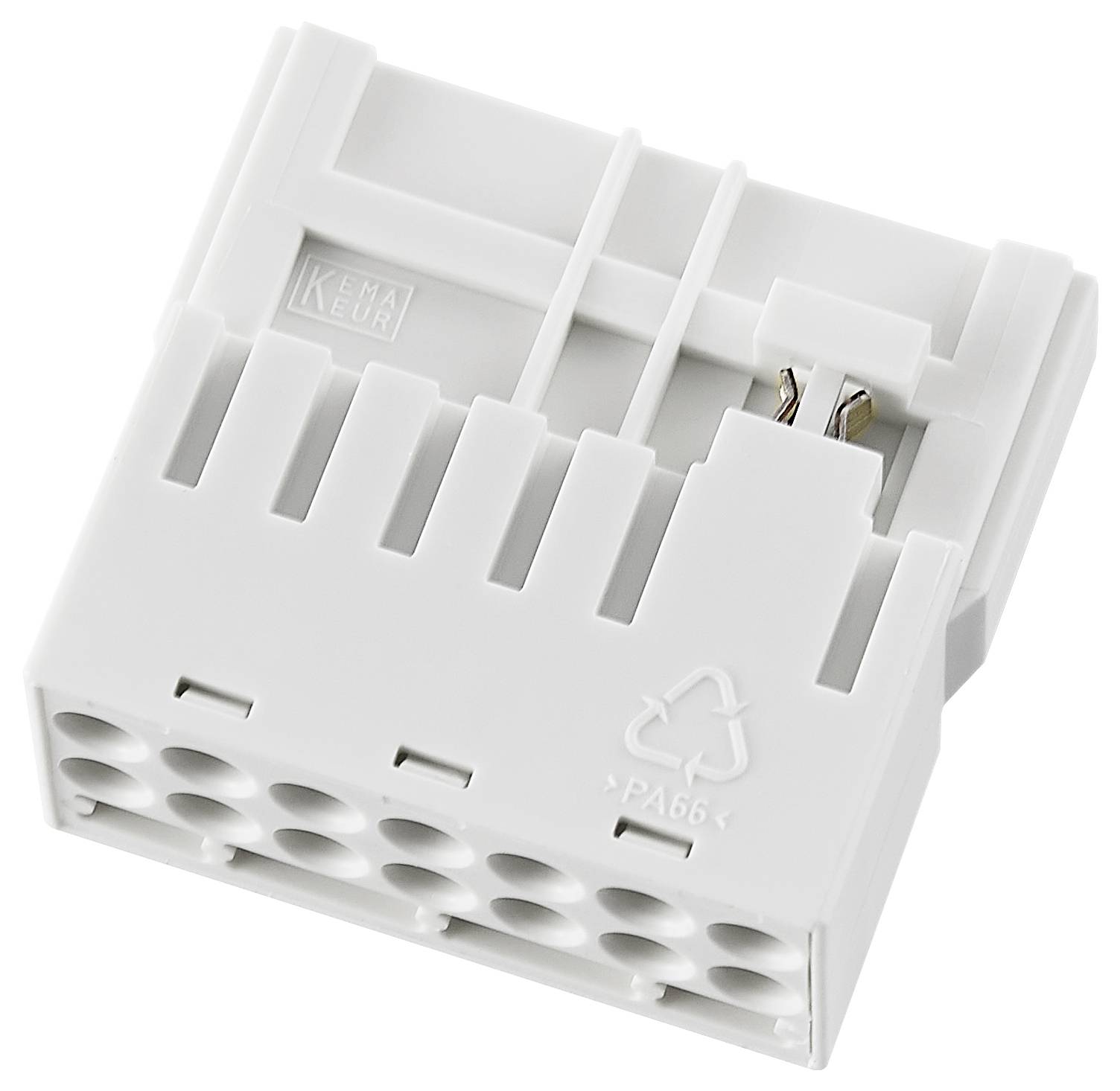 Ein weißer, rechteckiger Kunststoffstecker mit mehreren Löchern und einem Recycling-Symbol.