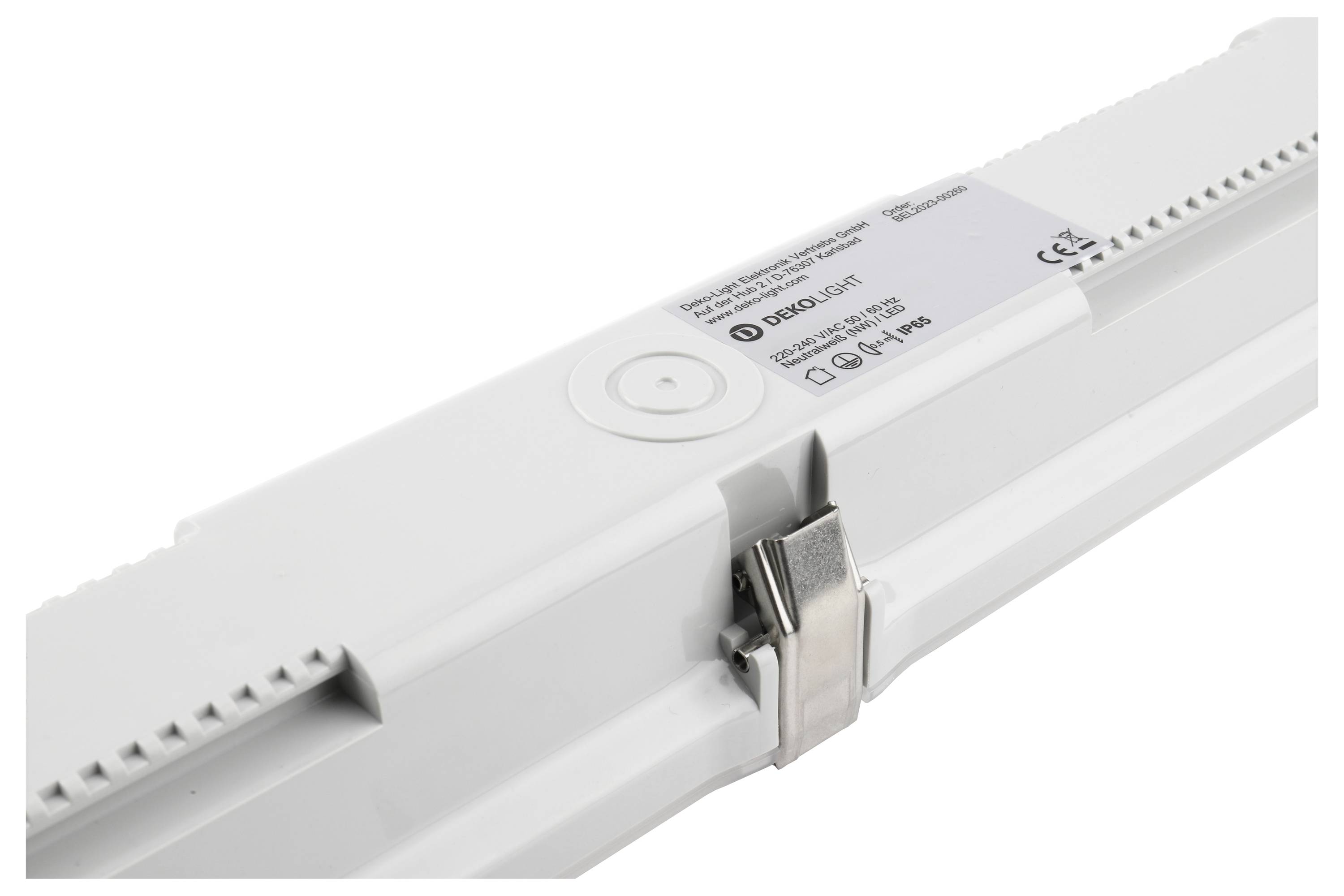 Ein weißes, längliches LED-Leuchtmittelgehäuse mit Metallscharnier für elektrische Verbindungen, Detailansicht der Oberseite und Beschriftung.