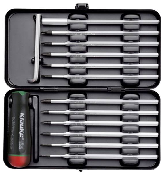 Ein Werkzeugsatz in einem schwarzen Koffer, der mehrere silberne Schraubendreher und einen L-förmigen Sechskantschlüssel auf der linken Seite sowie einen schwarz-grünen Griff enthält.