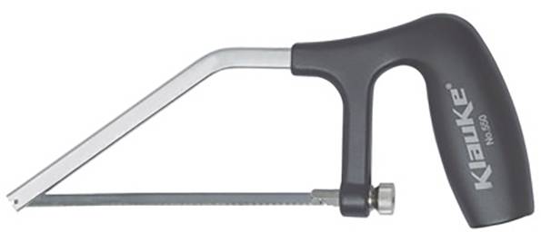 Eine Säge mit schwarzem Griff und metallischer Klinge, mit der Aufschrift 