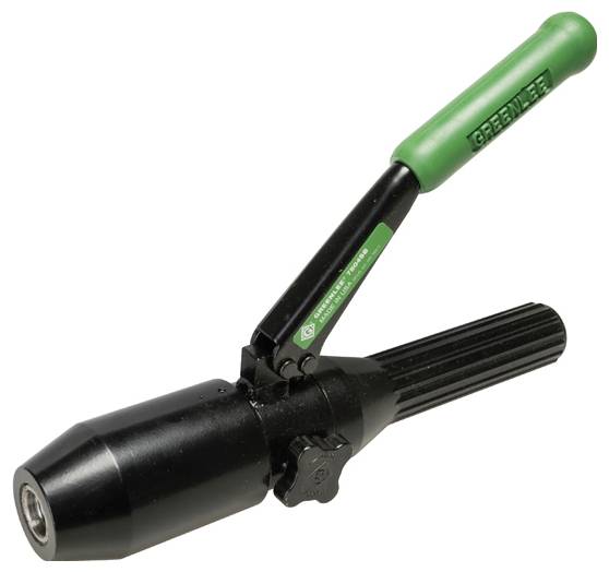 Hydraulische Crimpzange mit schwarzem Gehäuse und grünem Griff, die zum Crimpen von Drähten und Kabeln verwendet wird, häufig in elektrischen oder industriellen Arbeitsumgebungen.