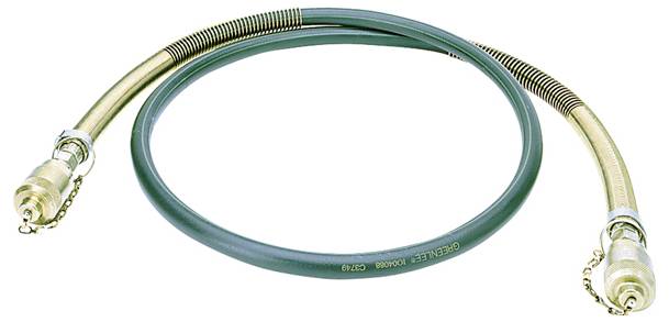 Ein grüner hydraulischer Schlauch mit Metallanschlüssen an beiden Enden, zu einer Schleife gewickelt. Er scheint für industrielle oder mechanische Zwecke bereit zu sein.