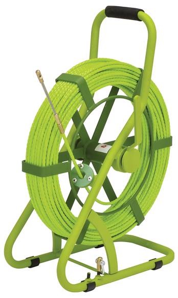 Eine hellgrüne Kabelrolle mit einem Metallrahmen, Griff und gesicherter Schlauchhalterung, die zum sicheren Aufwickeln großer Kabellängen oder Schläuche verwendet wird.