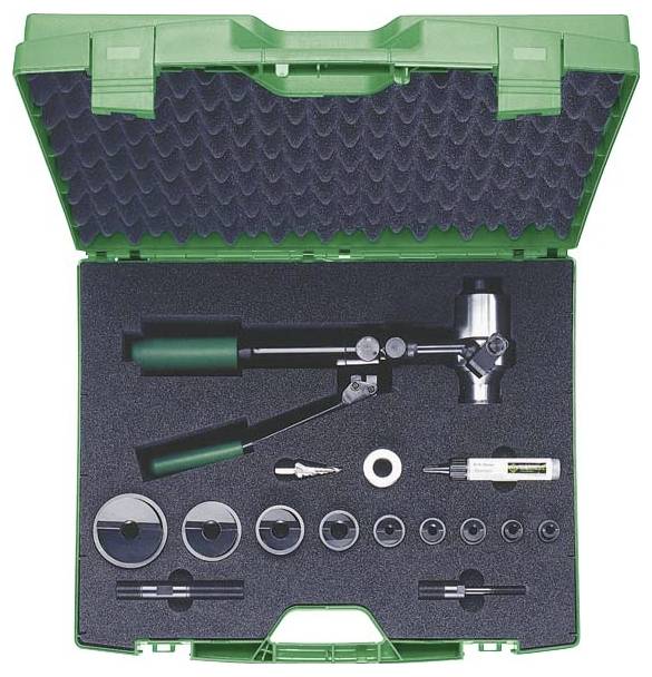 Ein grüner Plastikkoffer, der einen Werkzeugsatz mit verschiedenen Metallteilen enthält, darunter ein Hammer und kreisförmige Metallstücke, die ordentlich in Schaumstoff eingelegt sind.