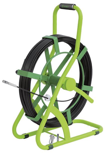 Eine grüne Kabeltrommel mit einer großen Spule schwarzen Kabels, ausgestattet mit einem Griff für Mobilität und einem robusten Metallrahmen zur Unterstützung.