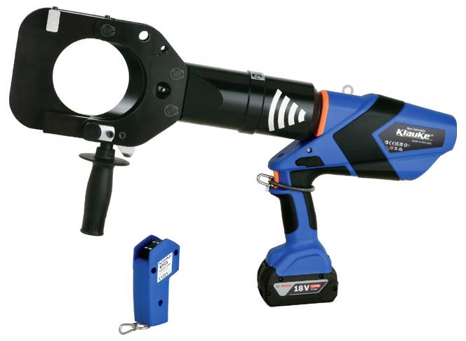 Ein blau-schwarzes hydraulisches Werkzeug mit einem kreisförmigen Schneidkopf und Griff. Ein 18V-Akku ist angeschlossen, zusammen mit einer separaten Ladegeräteinheit.
