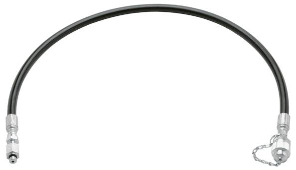 Ein schwarzer hydraulischer Schlauch mit Metallarmaturen und einer Schutzkappe, zu einem Halbkreis gebogen auf einem einfarbigen weißen Hintergrund.