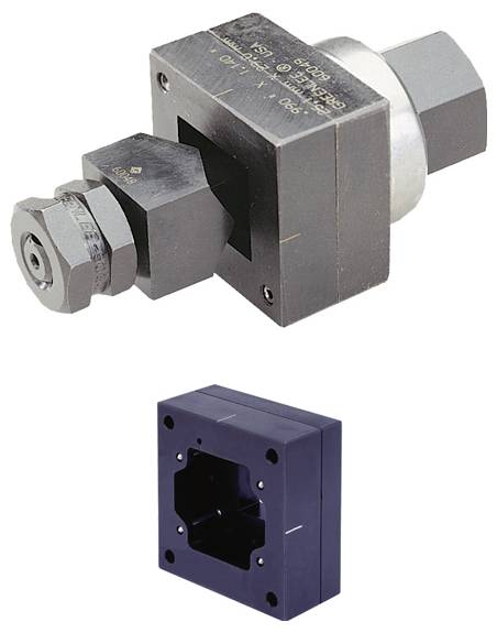 Ein hydraulisches Durchflusssteuertventil und eine separate schwarze Montageklammer, die vor einem weißen Hintergrund abgebildet sind.