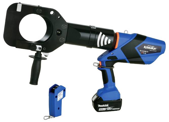 Ein blau-schwarzer hydraulischer Crimpzange mit einer 18-V-Batterie und einem kleinen elektronischen Zubehörteil, verwendet für robuste elektrische Verbindungen.