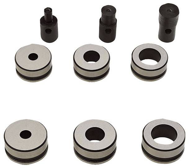 Sieben Dichtungen aus Metall und Gummi in verschiedenen Größen, in zwei Reihen angeordnet, zur Wartung oder Reparatur von Industriemaschinen.