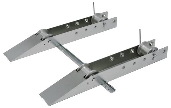 Metallkeile mit verstellbaren Halterungen und Anschlägen zur Fahrzeugstabilisierung, die ein robustes und langlebiges Design aufweisen.