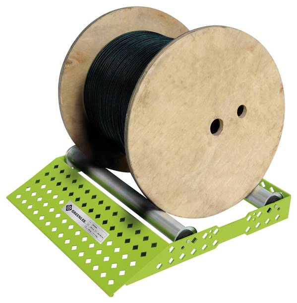 Eine Holzspule mit schwarzem Kabel ist auf einem grünen, gelochten Metallständer montiert, der mit 'Grolle' beschriftet ist.