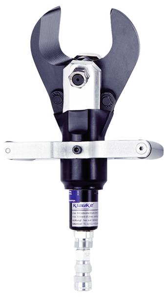 Ein hydraulischer Bolzenschneider mit schwarzen Klingen und einem metallischen Gehäuse, verwendet zum Schneiden von Metall, auf einem einfarbigen weißen Hintergrund.