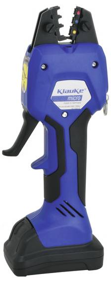 Akkubetriebenes Crimpwerkzeug in Blau und Schwarz, entwickelt für präzises Crimpen von Leitungen, mit ergonomischem Griff und abnehmbarem Akku.
