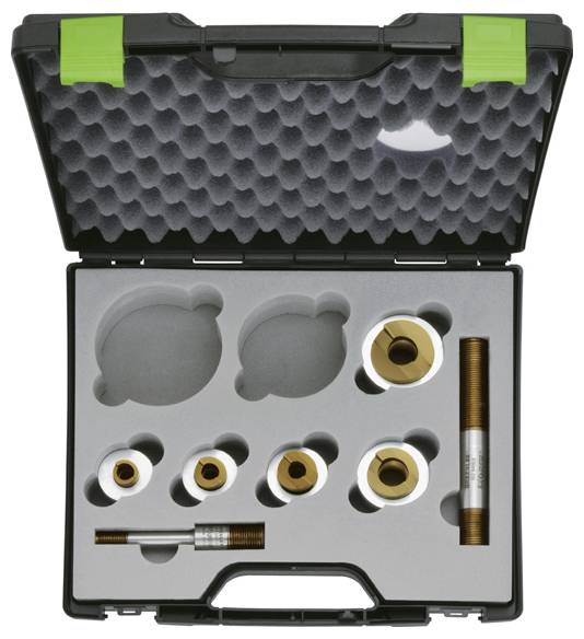 Ein Satz Präzisionswerkzeuge mit Messingbeschlägen, die in einem mit Schaumstoff ausgeschlagenen Schutzkoffer angeordnet sind.