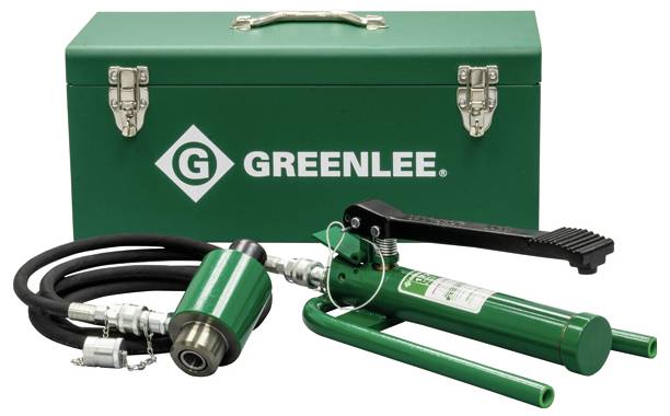 Grüne hydraulische Pumpe und Schlauch mit Anschlüssen, die vor einem grünen Metallwerkzeugkasten mit der Aufschrift 