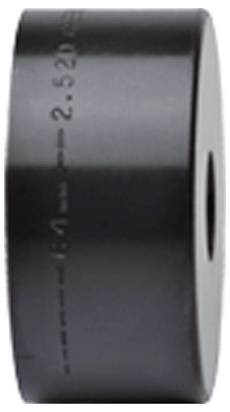 Ein schwarzes zylindrisches Objekt, möglicherweise eine Spule, mit sichtbarer, in die Seite geprägter Schrift oder Zahlen. Der Hintergrund ist schlicht weiß.