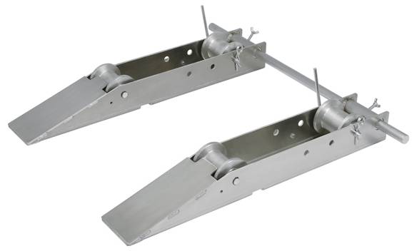 Metallene Radkeile mit Stangen zur Fahrzeugsicherung, ausgestattet mit einer robusten Konstruktion mit kantig geformten Rahmen und kreisrunden Rolleneinrichtungen.