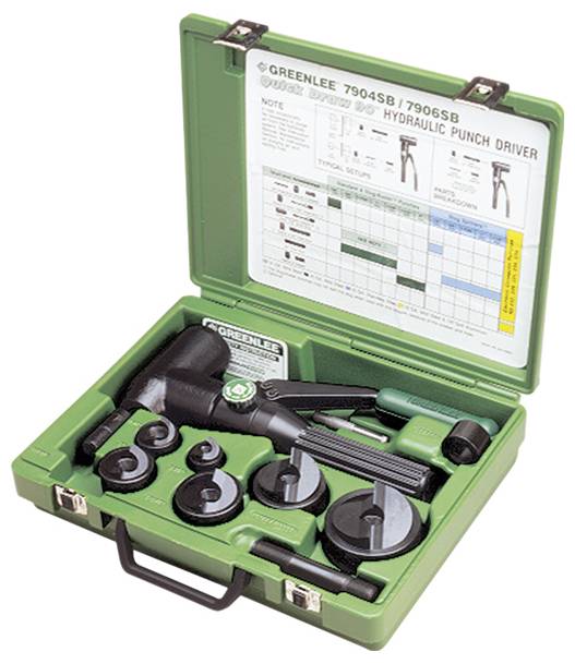 Der Greenlee 7904SB hydraulische Lochstanzset umfasst einen Treiber, Stanzeisen, Matrizen und eine Tabelle in einem grünen Transportkoffer.