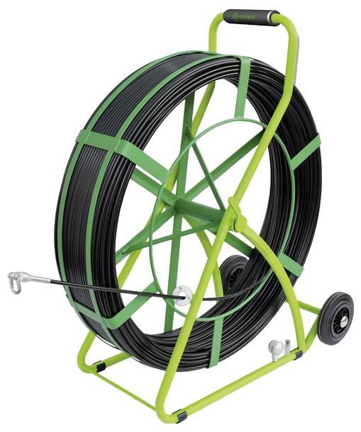 Eine grüne Kabeltrommel auf Rollen mit einer großen Schlaufe schwarzen Kabels, entwickelt zum Transport und zur Organisation von Glasfaser- oder elektrischen Kabeln.