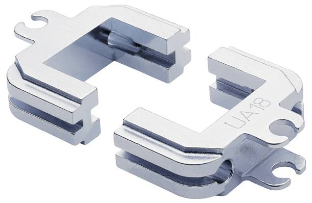 Metallbauteil mit verschachtelten Teilen, ein Teil mit der Markierung 'UA18'; wahrscheinlich in Maschinen oder Strukturbaugruppen zur Befestigung von Komponenten verwendet.