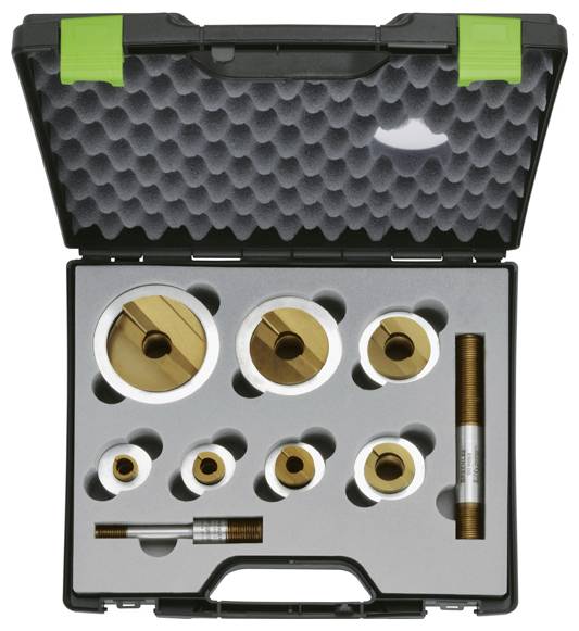 Schwarze und grüne Kiste öffnen, die acht goldene Ringmesser und einen langen Adapter enthält, alle in grauem Schaumstoff mit maßgeschneiderten Ausschnitten eingelegt.