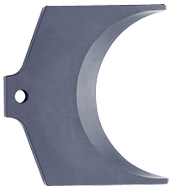 Ein graues, halbmondförmiges Metallstück mit einem kleinen, kreisrunden Loch nahe der Mitte auf der linken Seite, möglicherweise ein Teil einer mechanischen Vorrichtung.