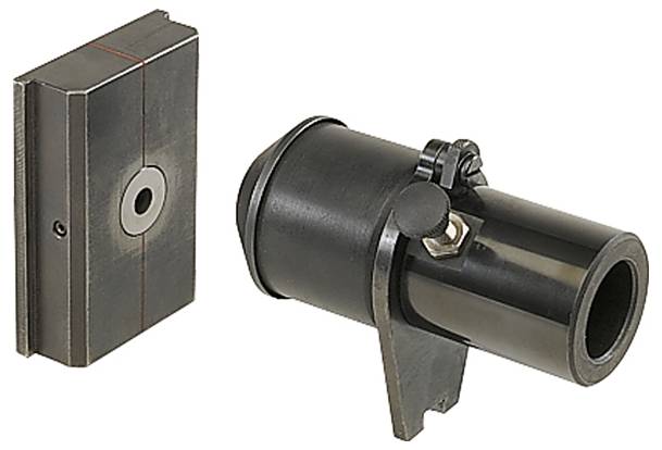 Ein schwarzer zylindrischer Werkzeug mit einer seitlichen Klemmvorrichtung neben einer quadratischen Metallbasis mit einem zentralen Loch, der in industriellen Maschinenbauumgebungen verwendet wird.