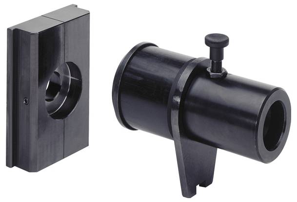 Ein Paar schwarze Teleskopklemmen: eine blockförmige mit einer kreisrunden Öffnung und eine zylindrische mit einer Verschlussschraube an der Seite.