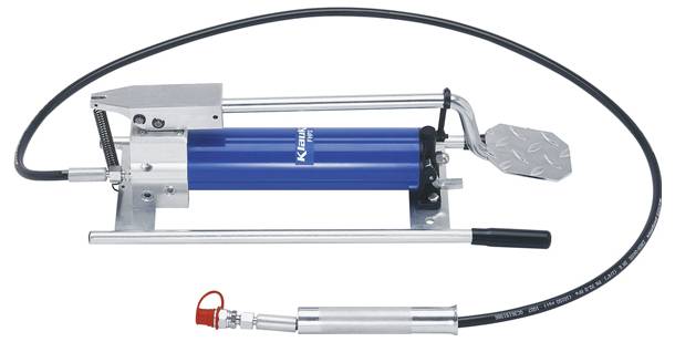 Eine blaue, handbetriebene hydraulische Pumpe mit langem Hebel und Schlauch. Die Pumpe ist auf einer Metallbasis montiert und mit der Bezeichnung 'K-Jetpro' versehen.
