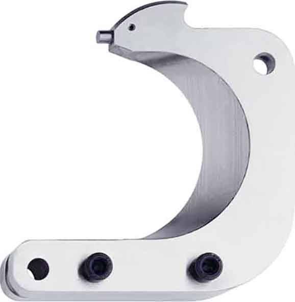 Eine metallische, halbmondförmige Klammer mit zwei Schrauben und einem kleinen hervorstehenden Stift zur sicheren Befestigung, die typischerweise zur mechanischen Unterstützung verwendet wird.