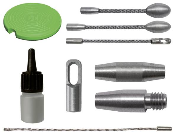 Verschiedene Metall- und Kunststoffkomponenten, einschließlich einer grünen Scheibe, drei Kabelschlaufen und einer kleinen Flasche mit Düse, sind auf einem weißen Hintergrund angeordnet.