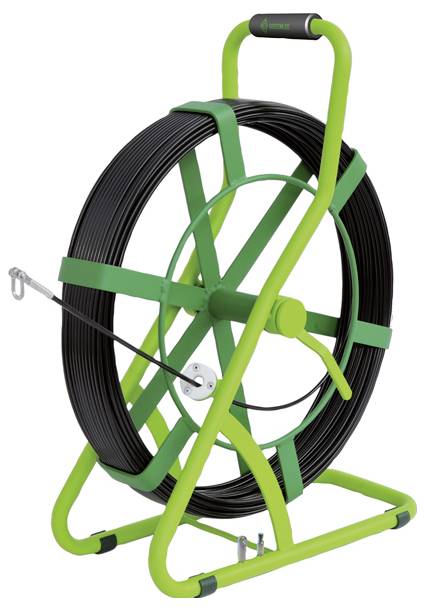 Eine große grüne Kabeltrommel hält aufgewickeltes schwarzes Kabel, konzipiert für Kabelhandhabung oder -installation, mit einem robusten Rahmen und einem Griff.