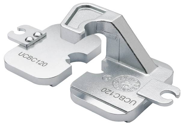 Eine silberne Metallscharnierkomponente mit einem gebogenen Arm und zwei Schraublöchern, konstruiert für Schrank- oder Türmontage. Graviert mit 'UCBC120'.