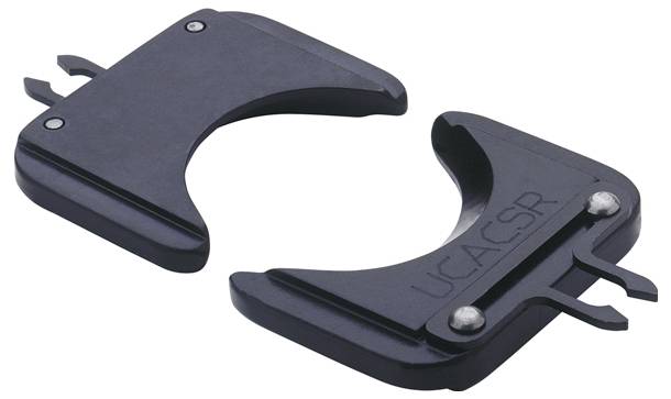 Zwei schwarze Kunststoffteile, die so gestaltet sind, dass sie ineinandergreifen und Klemmbacken ähneln. Jedes Teil verfügt über einen Haken und einen Schlitz zur Befestigung.