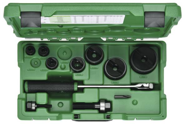 Eine grüne Plastikbox, die einen Satz verschiedener Steckschlüssel enthält, darunter einen Knarrgriff, eine Verlängerung und mehrere auswechselbare Einsätze.