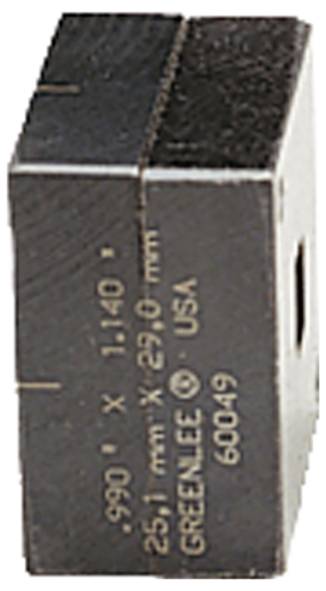 Ein rechteckiger Metallblock mit eingravierter Messung '990