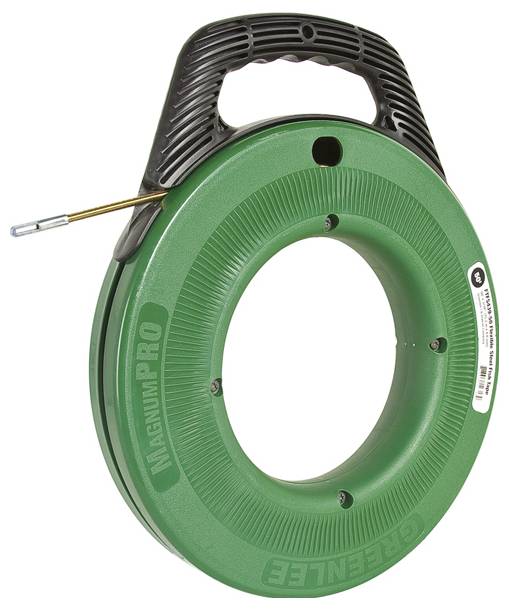 Ein grünes Kabeleinziehband mit einem schwarzen Griff, beschriftet mit 'Greenlee MagnumPro', das zum Verlegen von Kabeln durch Wände und Rohre verwendet wird.