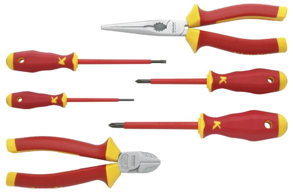 Ein Satz von fünf isolierten Handwerkzeugen, darunter Zangen und Schraubendreher, jeweils mit roten und gelben Griffen, ordentlich nebeneinander angeordnet.