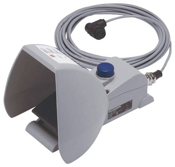 Ein Fußpedal mit Schutzabdeckung, langem Kabel und Anschluss wird verwendet, um elektronische Geräte oder Maschinen händefrei zu steuern.